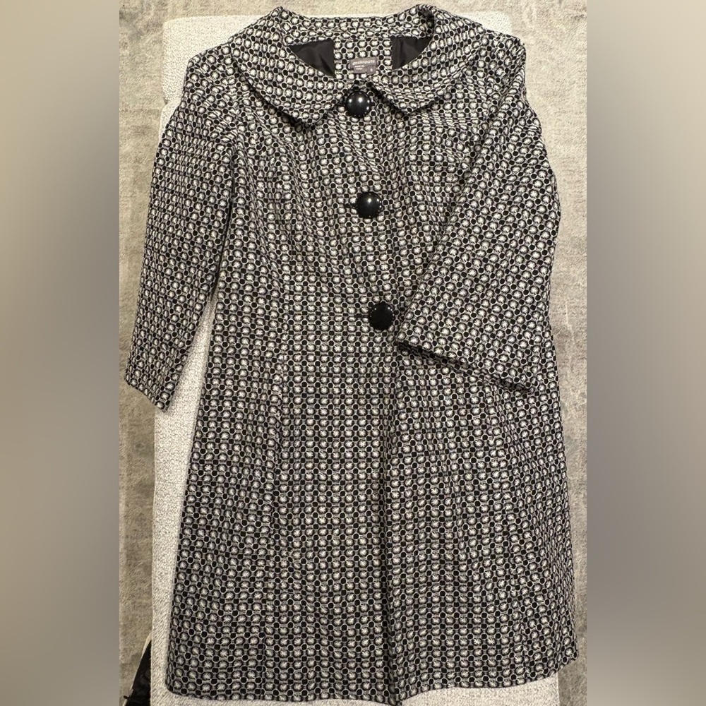 Elegant Black and White Patterned light weight coat 3/4 length arm